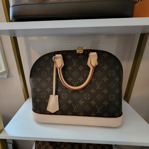 Meet your Posher, Monica - Picture 1 of 2